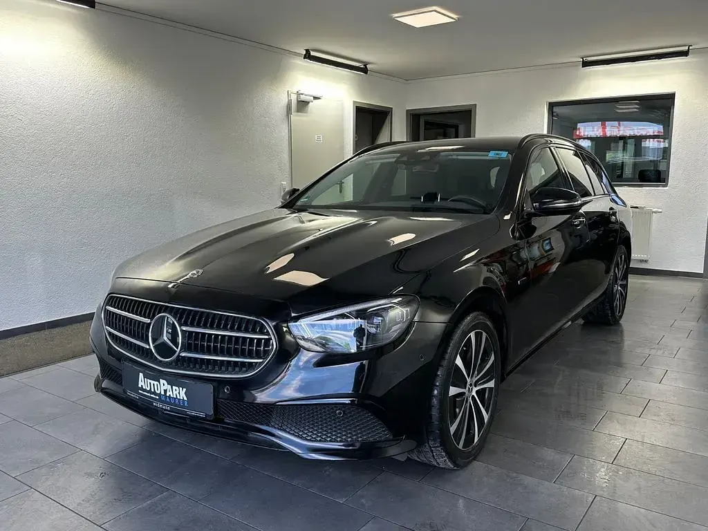 Gebraucht Mercedes E300 Avantgarde 194 PS (142 kW) 2021 Schwarz Limousine