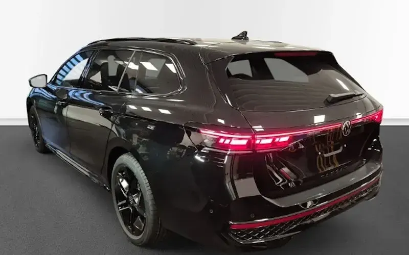 Gebraucht VW Passat R-line 150 PS (110 kW) 2024 Grenadillschwarz metallic Kombi