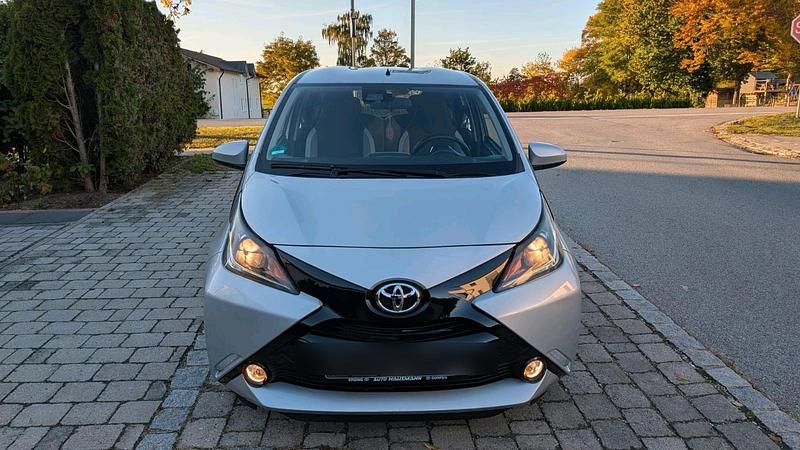 Silber Gebraucht 2017 Toyota Aygo Kleinwagen | 7.499 € (Guter Preis) - Bild 1/4