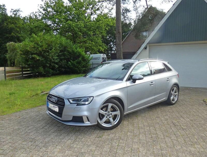 Silber Gebraucht 2017 Audi A3 Sportback Design Limousine | 20.000 € (Fairer Preis) - Bild 1/4