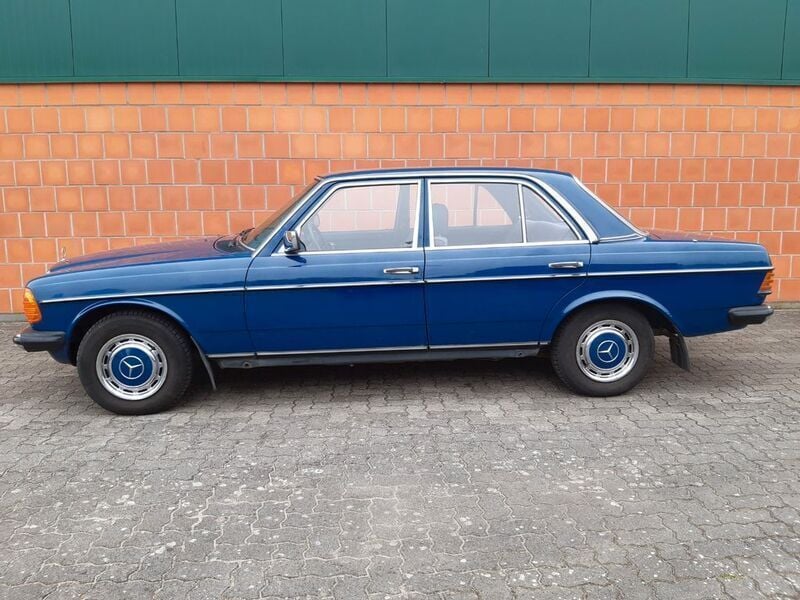 Surfblau Gebraucht 1982 Mercedes 240 Limousine | 14.500 € - Bild 1/4