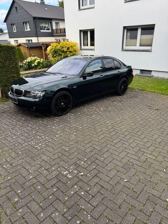 Grün Gebraucht 2007 BMW 750 Limousine | 12.300 € (Fairer Preis) - Bild 1/4