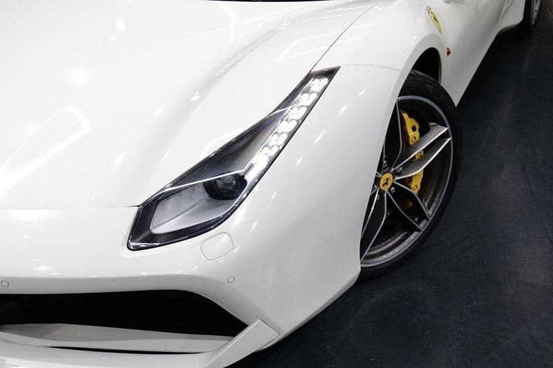 Second-hand Ferrari 488 669 CP (492 kW) 2018 Alb Cabrio
