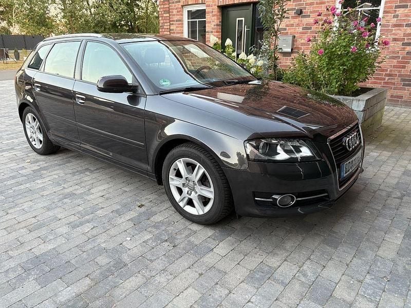 Grau Gebraucht 2010 Audi A3 Sportback Limousine | 5.600 € (Fairer Preis) - Bild 1/4