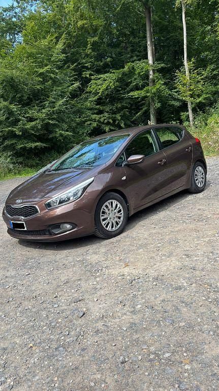 Braun Gebraucht 2013 Kia Ceed Limousine | 6.500 € (Fairer Preis) - Bild 1/4