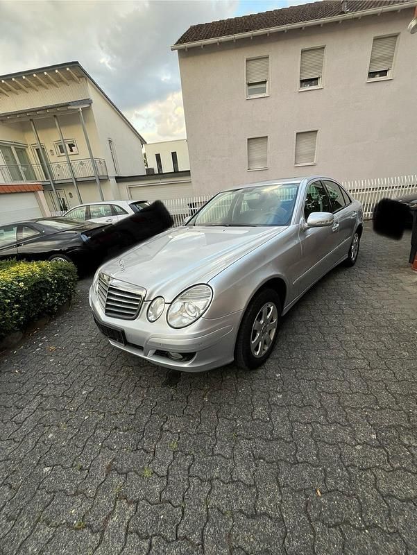 Silber Gebraucht 2007 Mercedes E200 Limousine | 7.100 € (Fairer Preis) - Bild 1/4