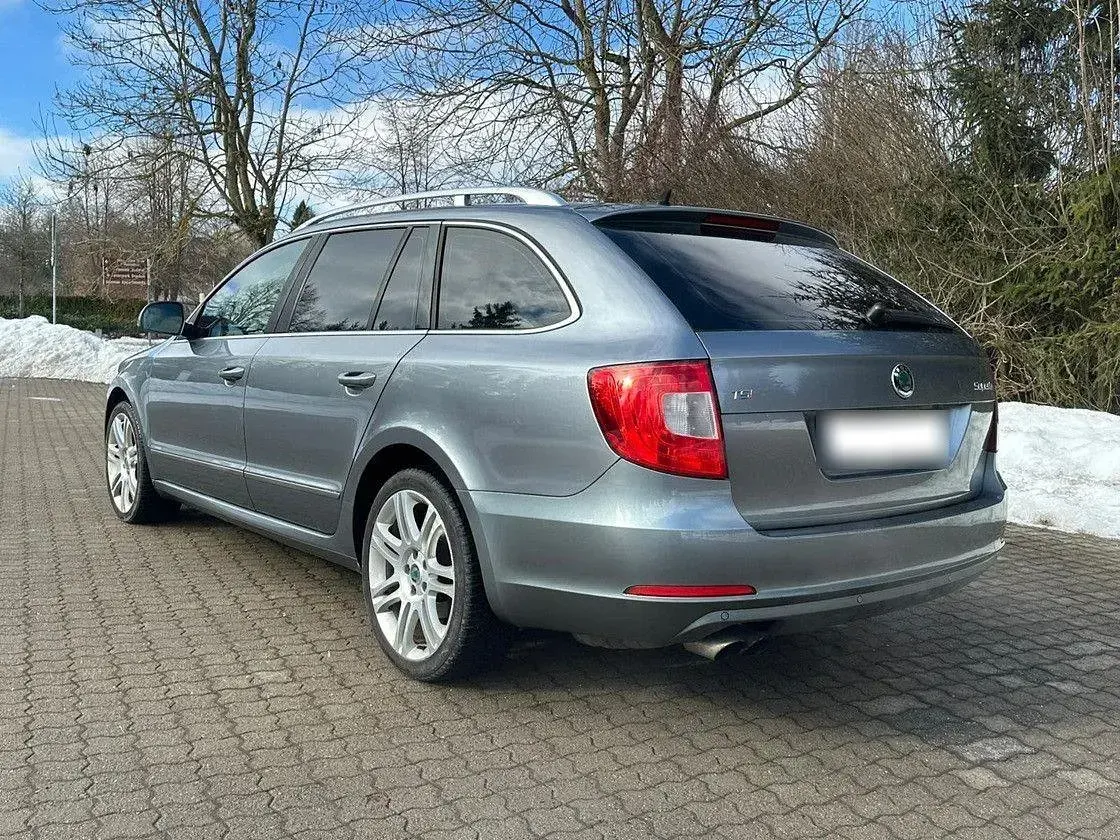 Używany Skoda Superb Elegance 160 KM (117 kW) 2012 Szary Kombi