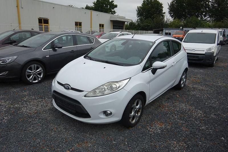 Weiß Gebraucht 2011 Ford Fiesta Titanium Kleinwagen | 1.750 € (Guter Preis) - Bild 1/4