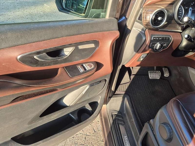 Braun Gebraucht 2015 Mercedes V250 Avantgarde Van / Kleinbus | 38.700 € (Etwas zu teuer) - Bild 1/4