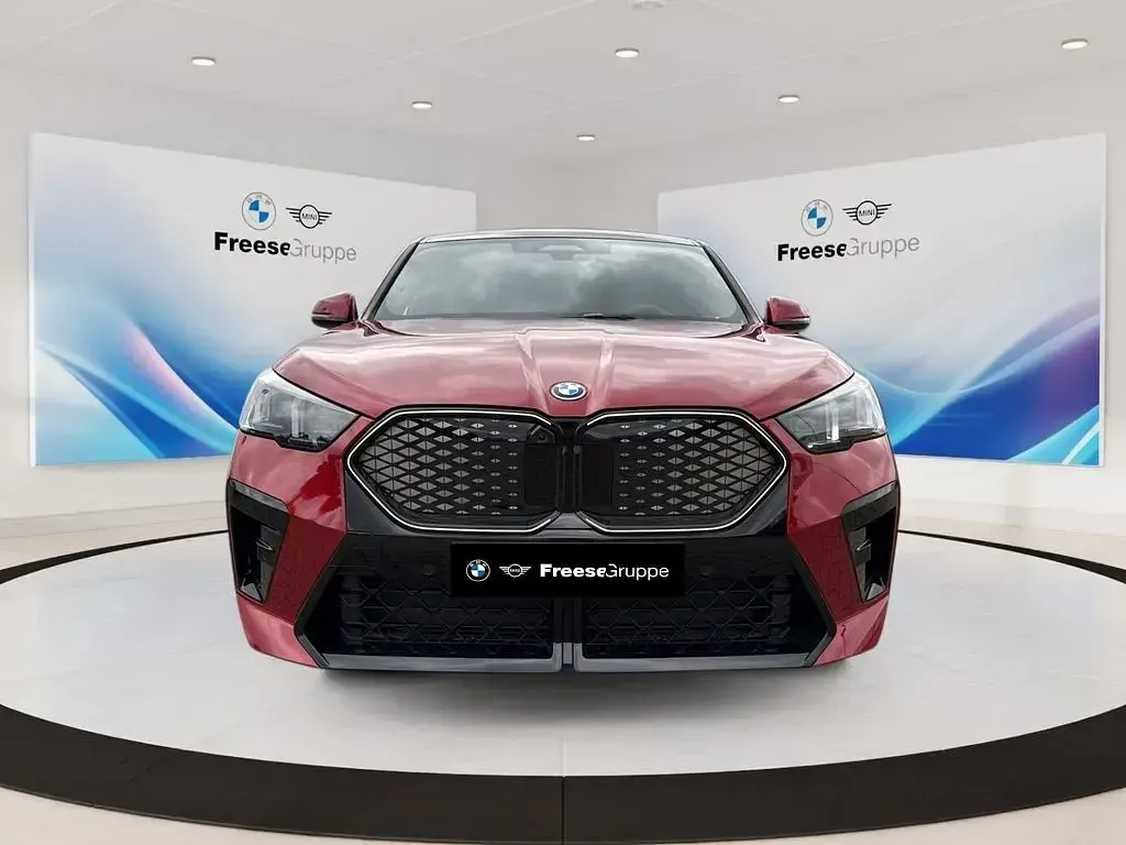 Neu BMW iX2 Luxury Line 230 kW (313 PS) 2026 Rot SUV