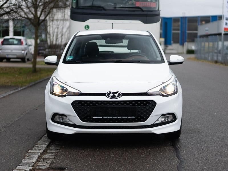 Gebraucht Hyundai i20 Trend 84 PS (61 kW) 2017 Weiß Kleinwagen