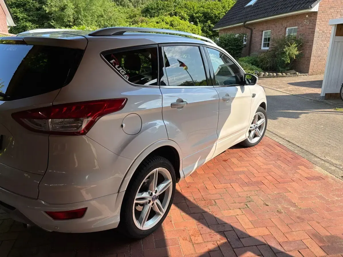 Gebraucht Ford Kuga Individual 179 PS (131 kW) 2016 Weiß SUV