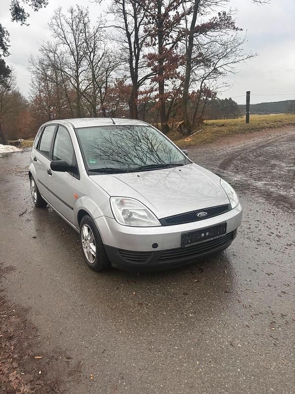 Gebraucht Ford Fiesta 60 PS (44 kW) 2004 Silber Kleinwagen