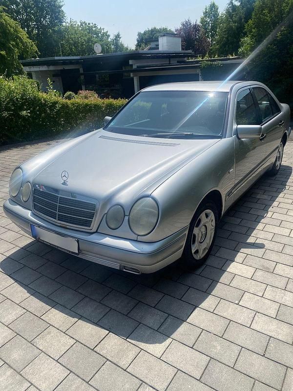 Silber Gebraucht 1999 Mercedes E200 Classic Limousine | 1.800 € (Guter Preis) - Bild 1/4
