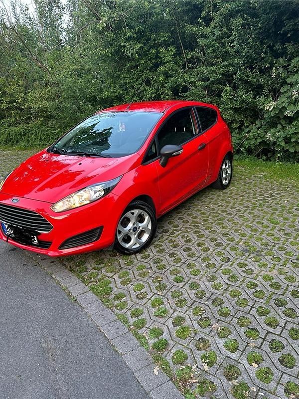 Gebraucht Ford Fiesta 69 PS (50 kW) 2015 Rot Kleinwagen