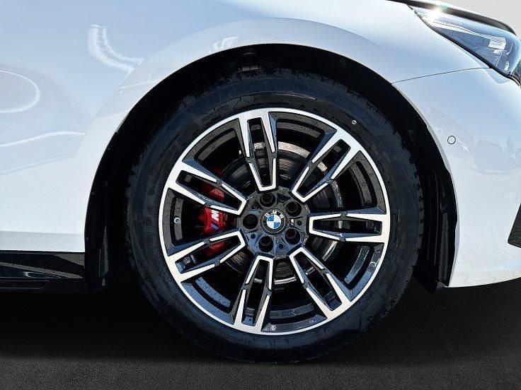 Gebraucht BMW 520 M Sport 197 PS (144 kW) 2025 Mineralweiß metallic Kombi