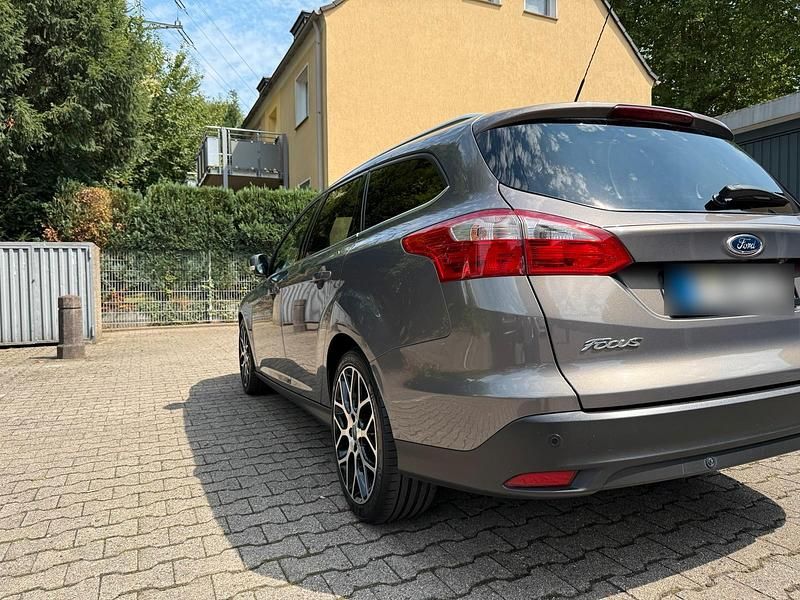 Gebraucht Ford Focus 163 PS (119 kW) 2013 Grau Kombi