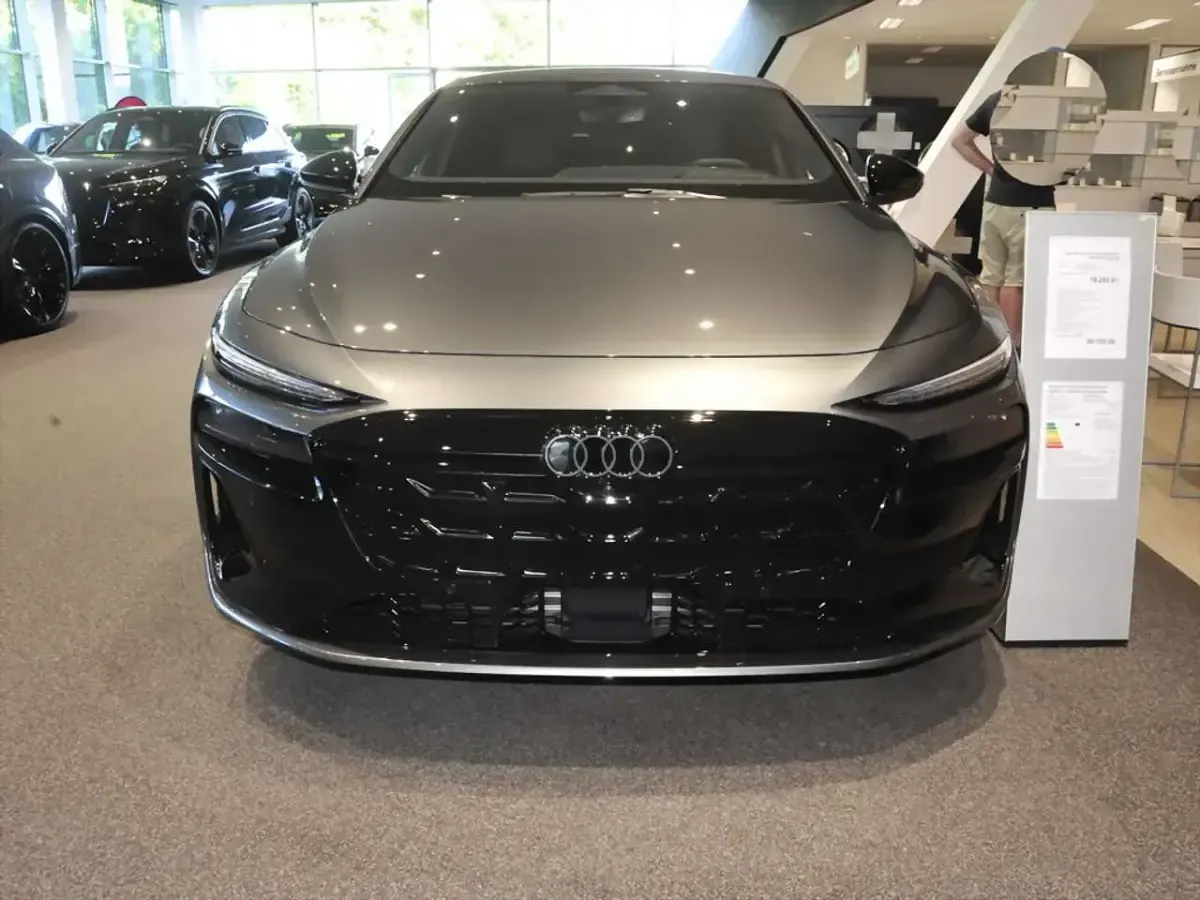 Neu Audi A6 e-tron Business 269 kW (367 PS) 2026 Grau Kombi