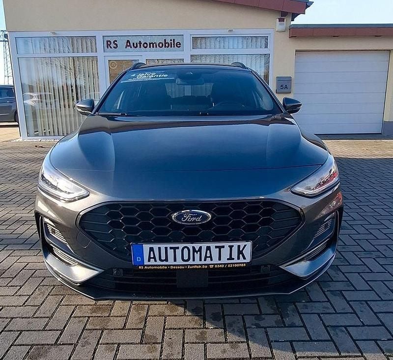 Grau Gebraucht 2025 Ford Focus ST-Line X Limousine | 25.400 € (Guter Preis) - Bild 1/4
