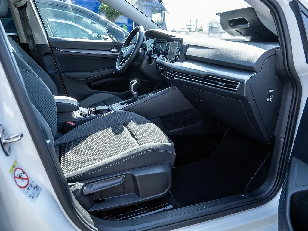 Gebraucht VW Golf VIII 150 PS (110 kW) 2023 Weiss / oryxweiss perlmutteffekt (metallic) Limousine