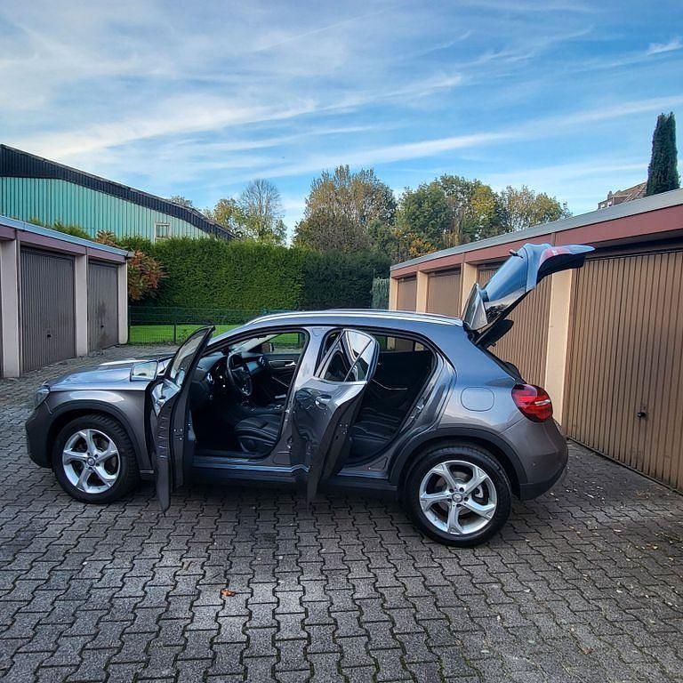 Grau Gebraucht 2017 Mercedes GLA250 Urban SUV | 20.800 € (Fairer Preis) - Bild 1/4