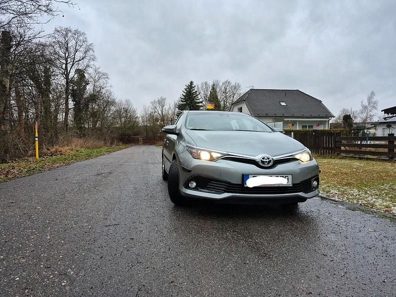 Grau Gebraucht 2017 Toyota Auris Limousine | 12.900 € (Fairer Preis) - Bild 1/4