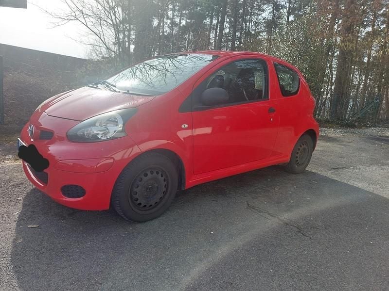 Gebraucht Toyota Aygo 68 PS (50 kW) 2007 Rot Kleinwagen