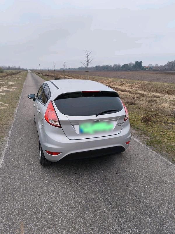 Gebraucht Ford Fiesta 80 PS (58 kW) 2014 Silber Kleinwagen