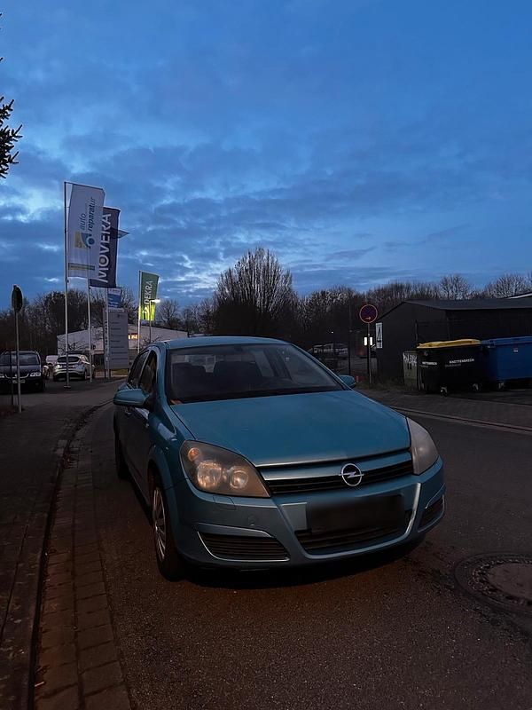Blau Gebraucht 2004 Opel Astra Kleinwagen | 750 € (Guter Preis) - Bild 1/4