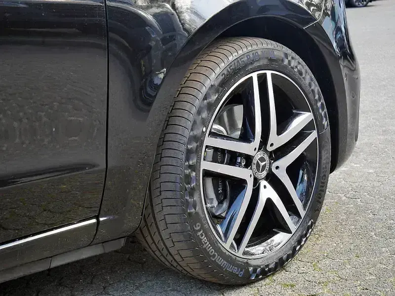 Gebraucht Mercedes V220 Style 163 PS (119 kW) 2026 Schwarz Van / Kleinbus