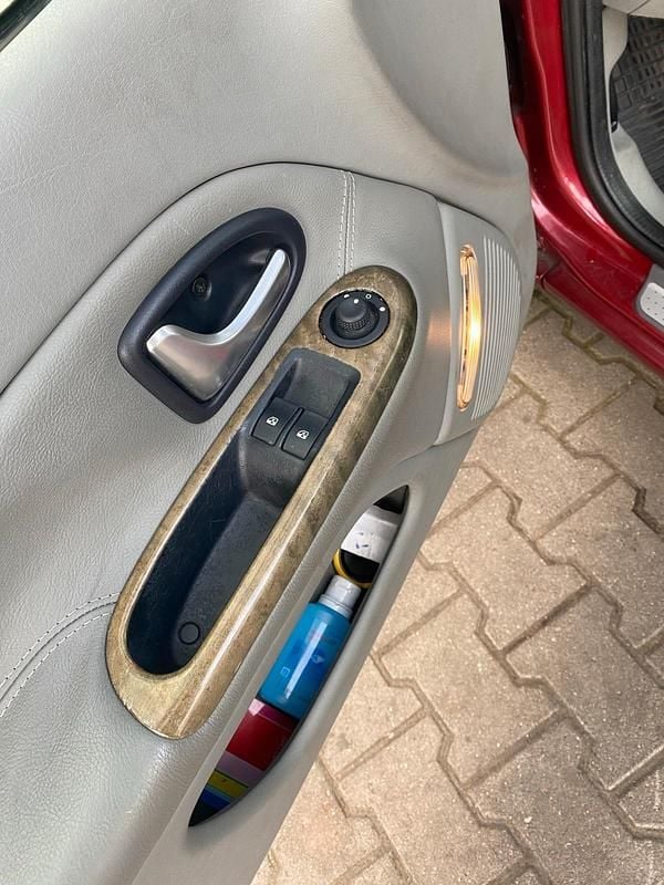 Gebraucht Renault Clio II Initiale 72 PS (52 kW) 2003 Rot Kleinwagen