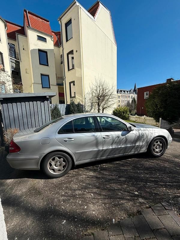 Gebraucht Mercedes E220 2002 Silber Limousine