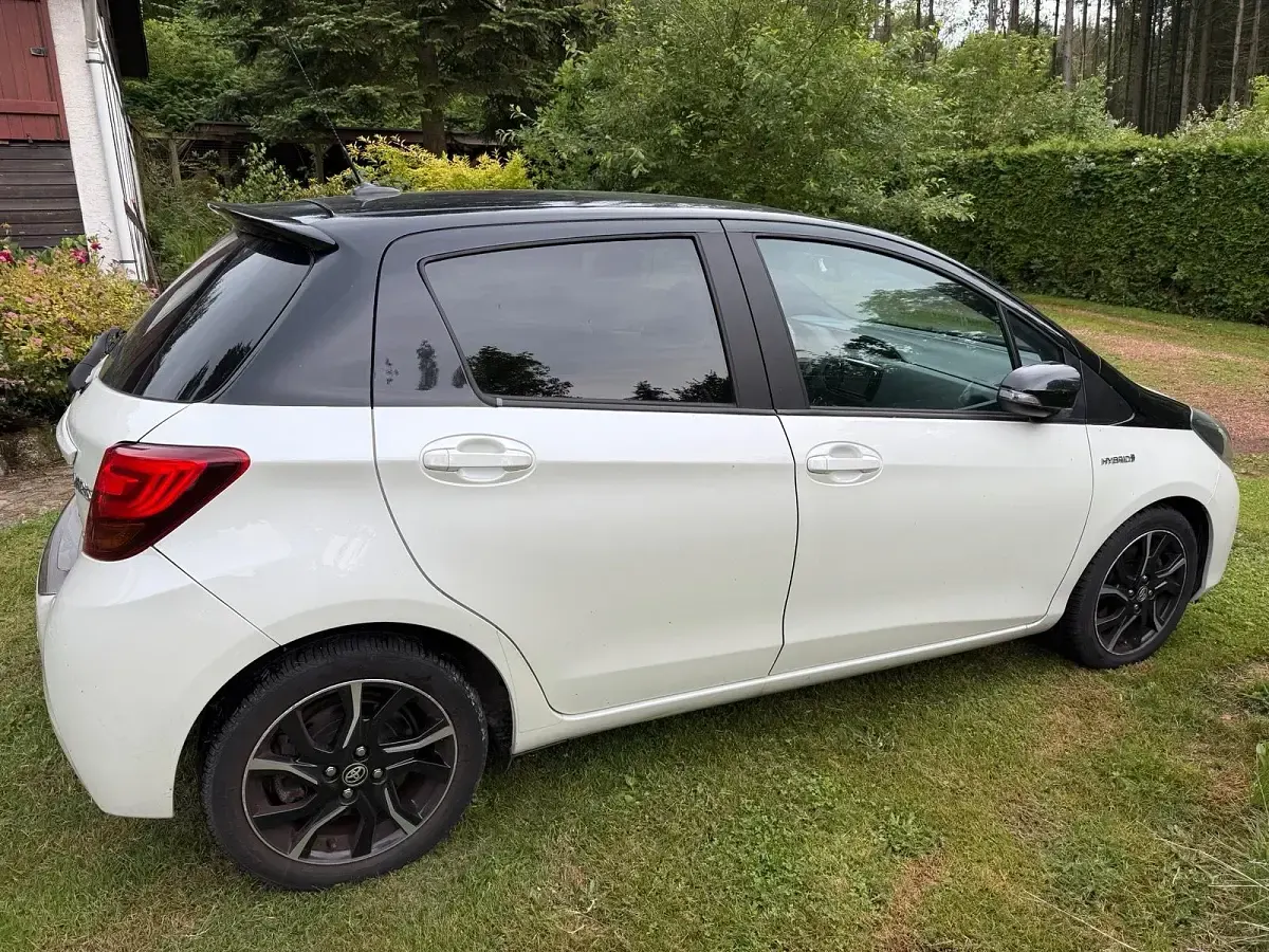 Gebraucht Toyota Yaris 73 PS (53 kW) 2015 Weiß Kleinwagen