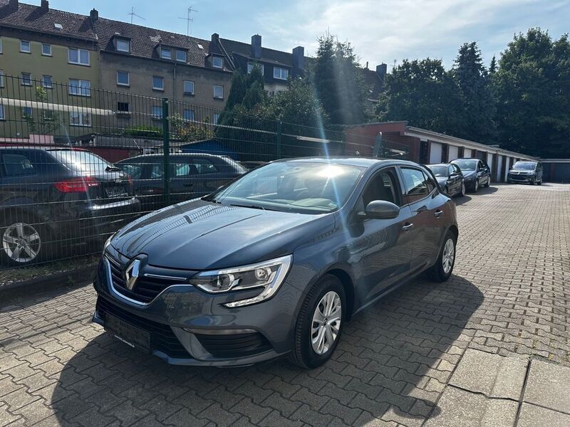Grau Gebraucht 2017 Renault Mégane IV Life Limousine | 7.000 € (Fairer Preis) - Bild 1/4