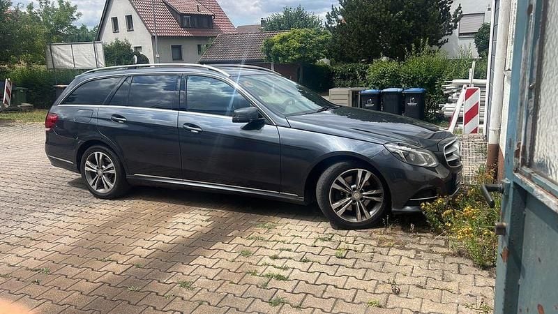 Grau Gebraucht 2016 Mercedes 220 Kombi | 17.300 € - Bild 1/4