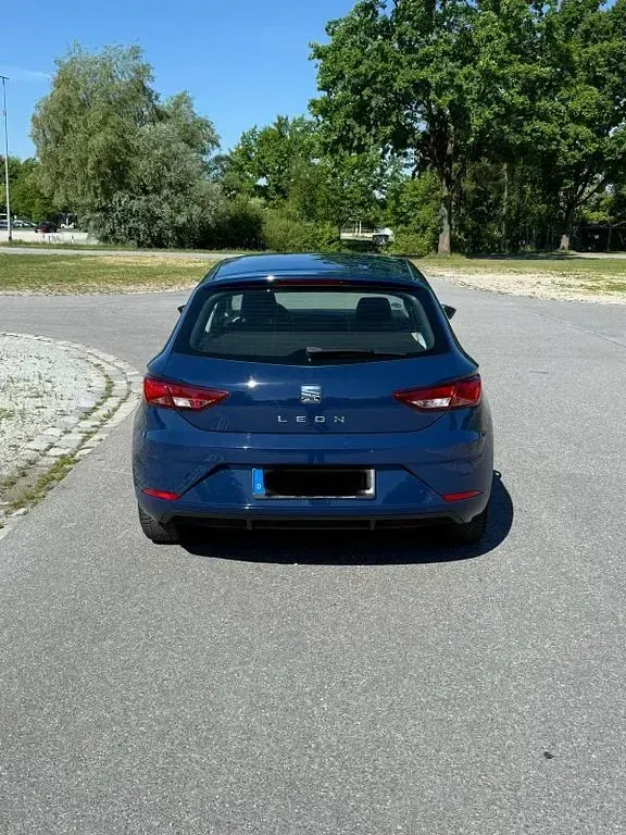 Używany Seat Leon 131 KM (96 kW) 2019 Niebieski Sedan/Limuzyna