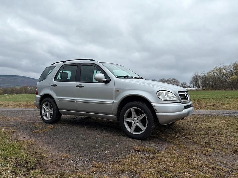 Gebraucht Mercedes ML320 218 PS (160 kW) 2001 Silber SUV