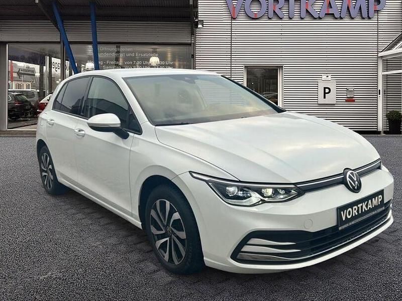 Gebraucht VW Golf VIII 150 PS (110 kW) 2022 Oryxweiß perlmutteffekt (metallic) Limousine