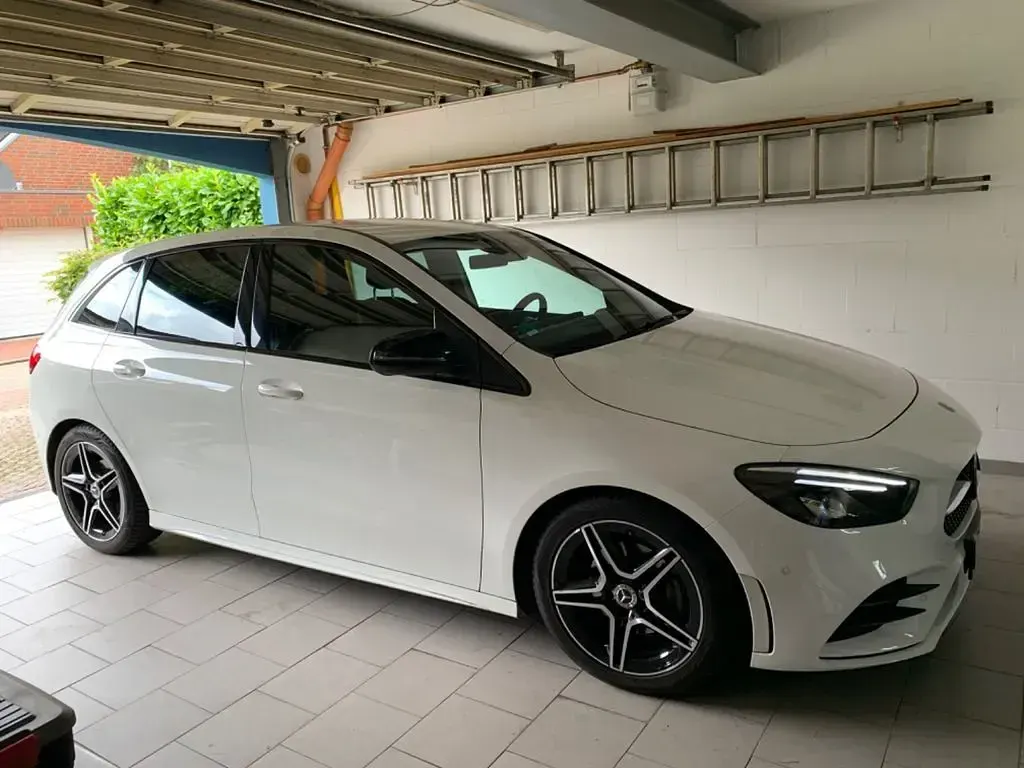 Gebraucht Mercedes B180 136 PS (100 kW) 2019 Weiß Kleinwagen