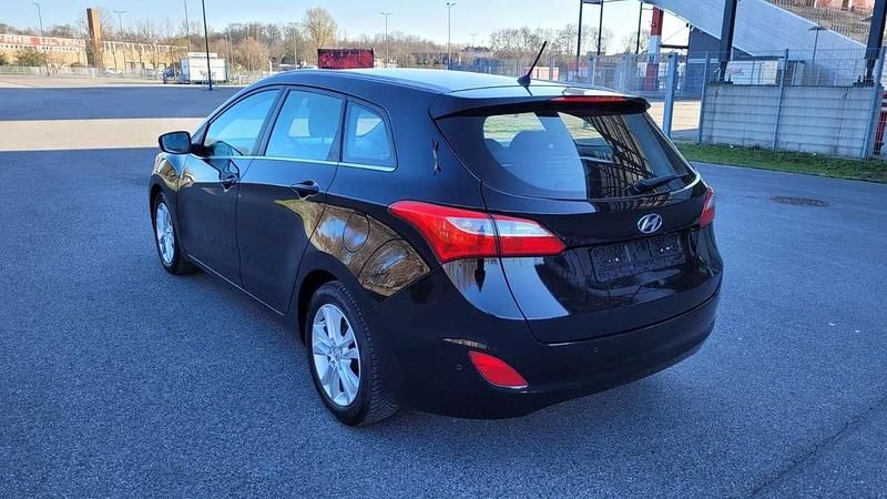 Gebraucht Hyundai i30 Trend 99 PS (72 kW) 2014 Phantom black Kombi
