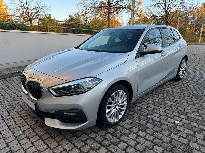 Silber Gebraucht 2021 BMW 116 Sport Line Kleinwagen | 15.790 € (Fairer Preis) - Bild 1/4