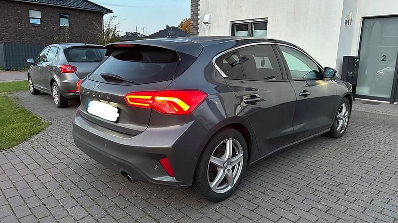 Gebraucht Ford Focus Titanium 150 PS (110 kW) 2019 Grau Limousine