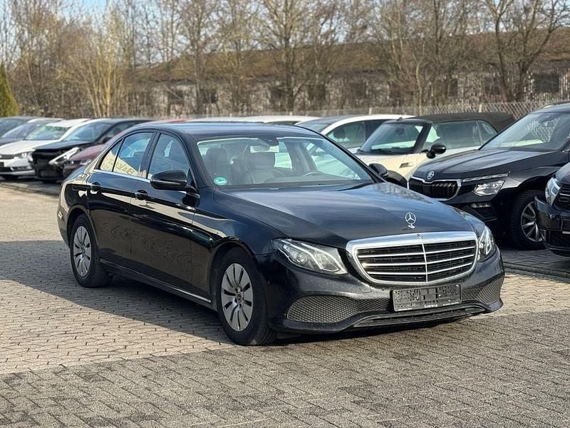 Schwarz Gebraucht 2020 Mercedes E200 Limousine | 10.300 € (Superpreis) - Bild 1/4