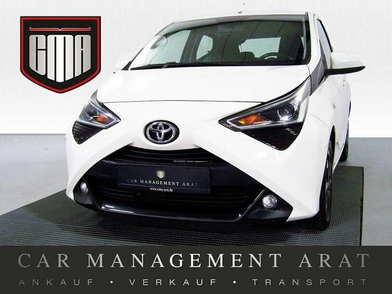 Weiß Gebraucht 2021 Toyota Aygo X-play Kleinwagen | 11.387 € (Fairer Preis) - Bild 1/4