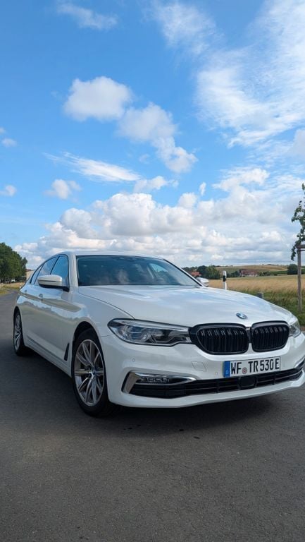 Weiß Gebraucht 2017 BMW 530e iPerformance Limousine | 26.850 € (Teuer) - Bild 1/4