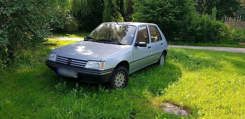 Silber Gebraucht 1988 Peugeot 205 Kleinwagen | 1.100 € - Bild 1/4