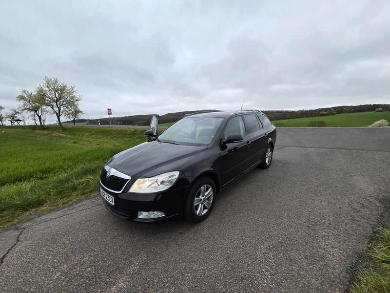 Schwarz Gebraucht 2010 Skoda Octavia Classic Kombi | 4.159 € (Guter Preis) - Bild 1/4