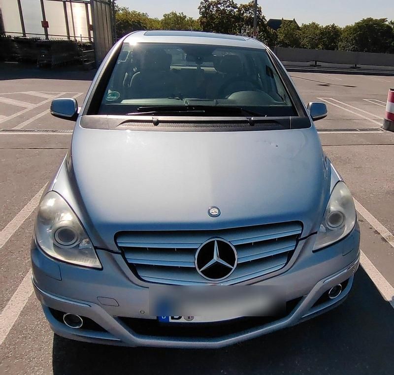 Blau Gebraucht 2011 Mercedes B200 Van / Kleinbus | 6.900 € (Etwas zu teuer) - Bild 1/4