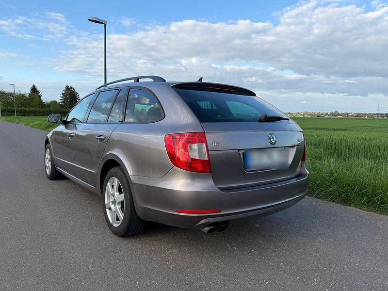 Gebraucht Skoda Superb 140 PS (102 kW) 2011 Andere farben Kombi
