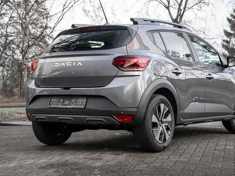 Neu Dacia Sandero Expression 91 PS (66 kW) 2025 Grau Limousine